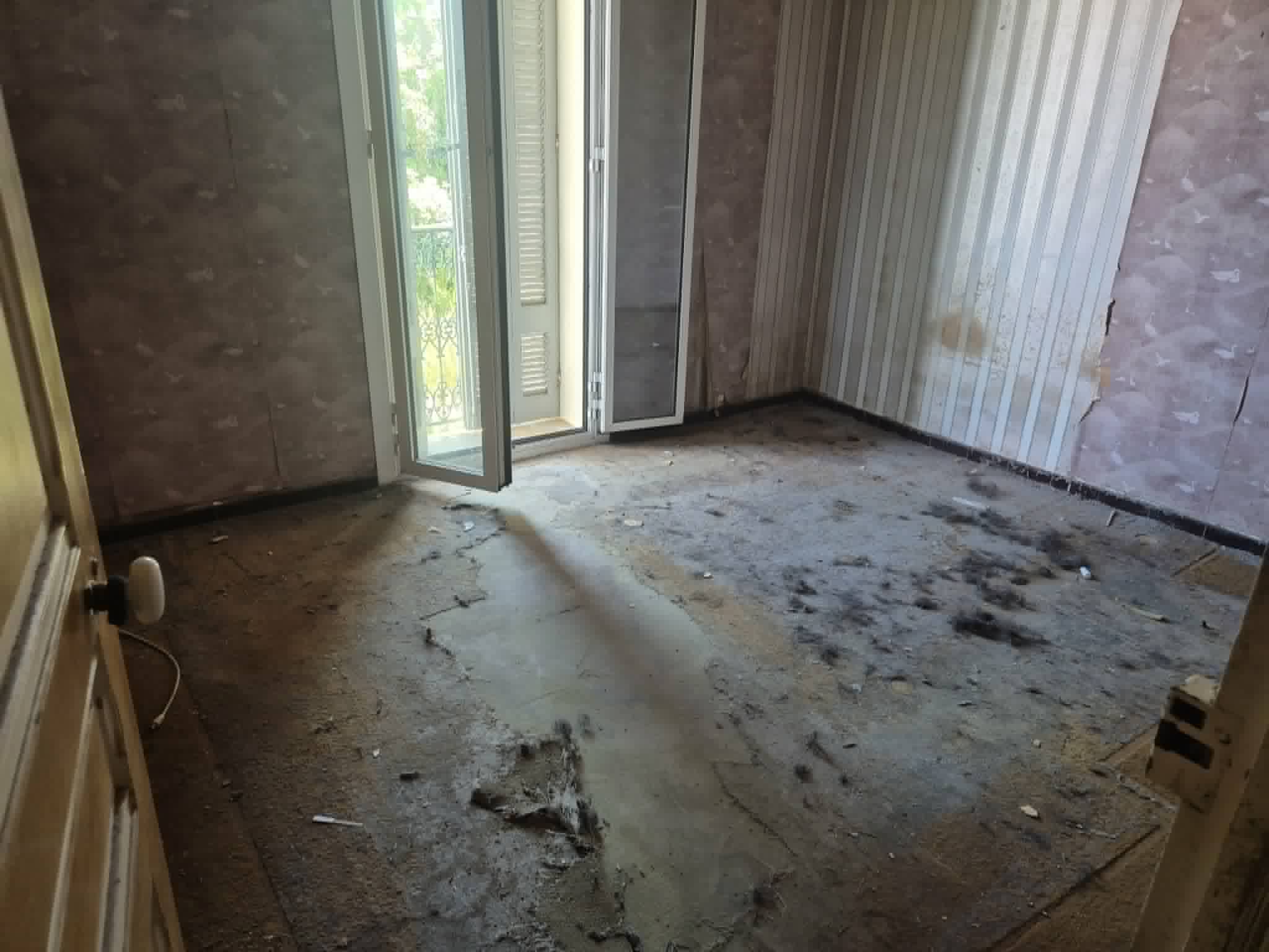 Appartement vidé chambre porte-fenêtre