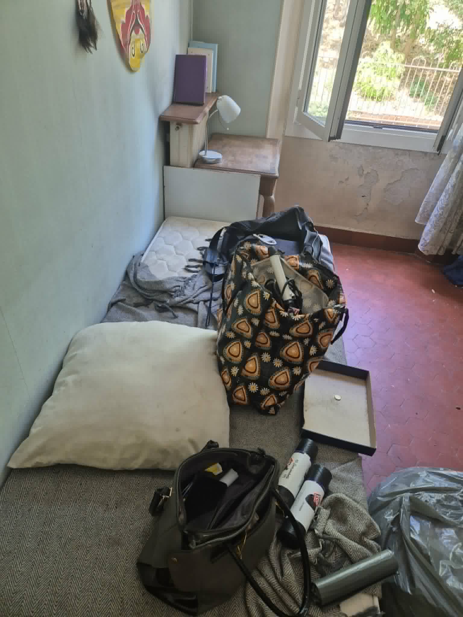 Vide appartement avant chambre désordre