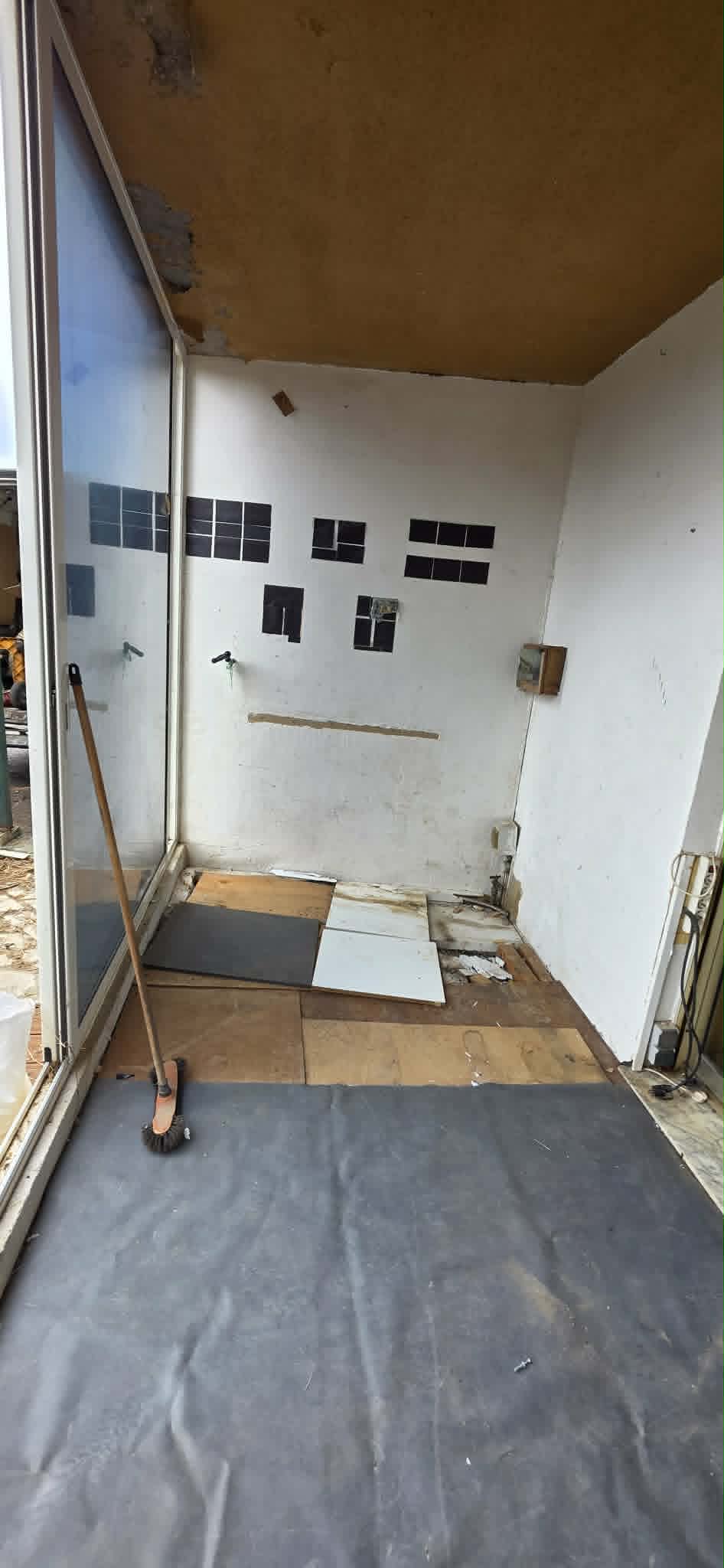 Villa cuisine vidée carrelage restant