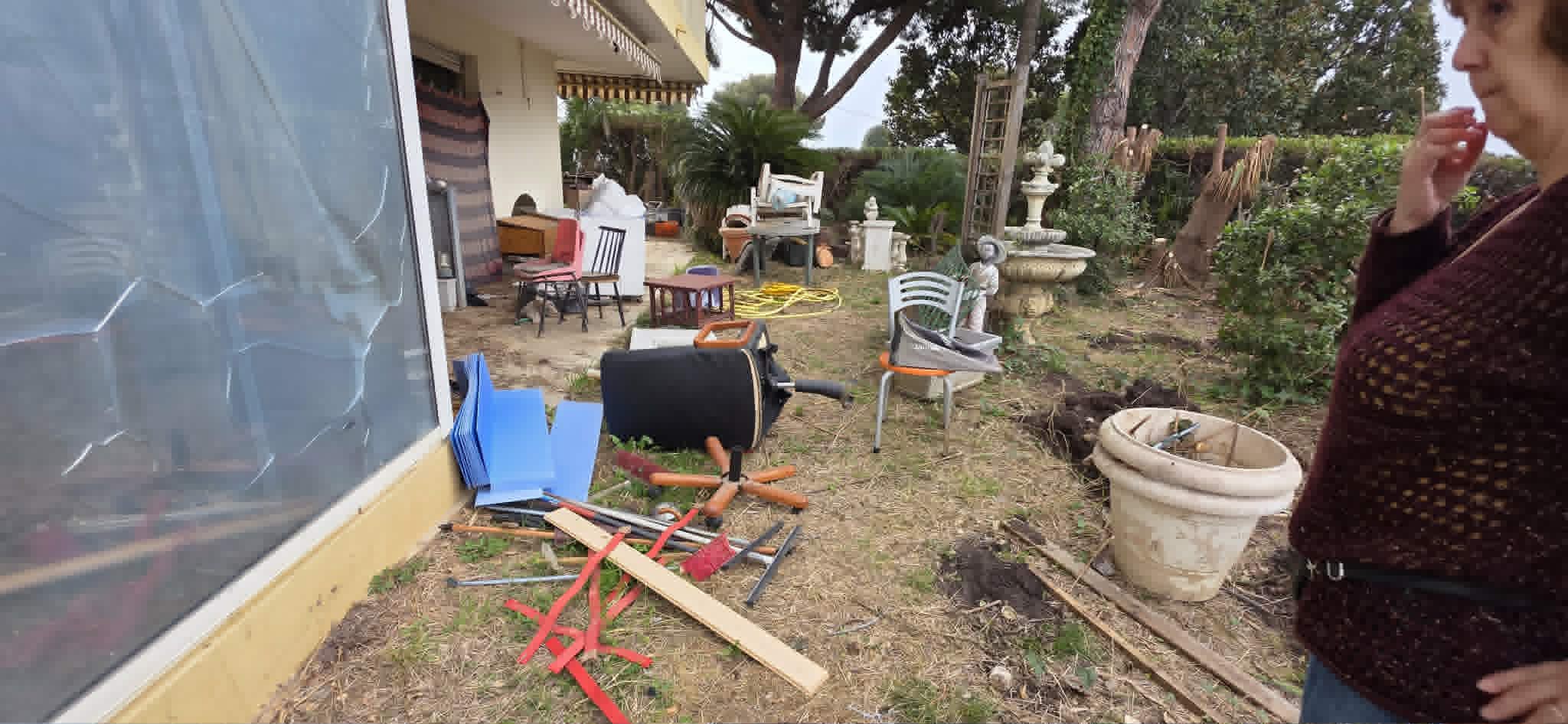 Villa jardin encombré avant débarrassage