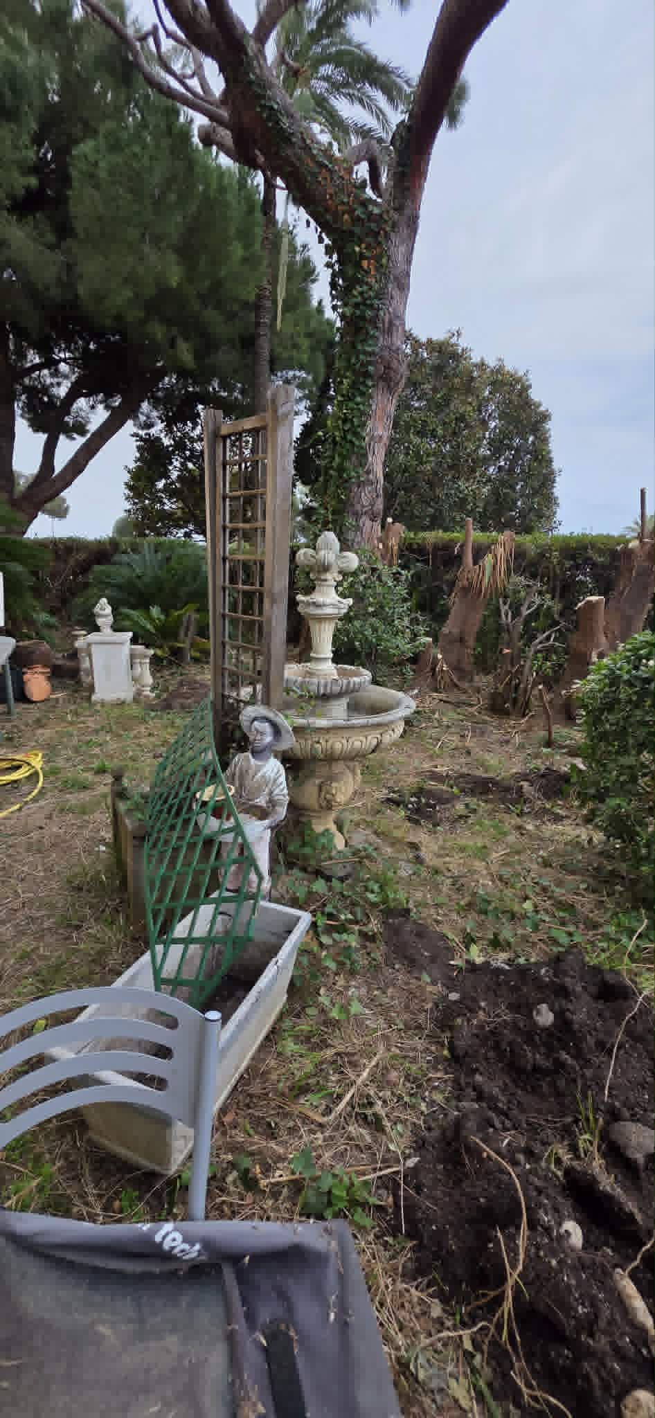 Villa jardin fontaine pierres objets
