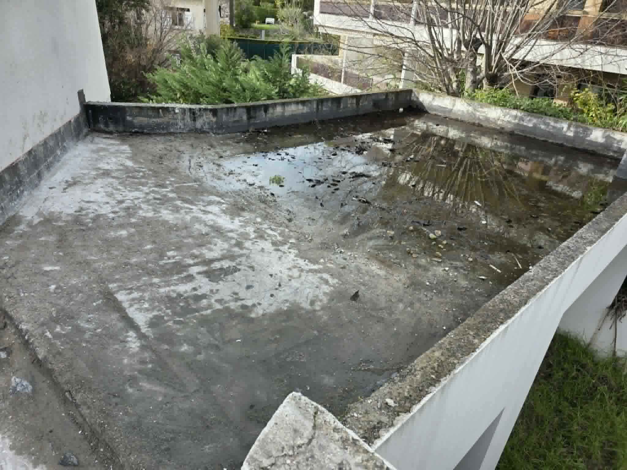 Terrasse déblayée dalle nue après évacuation gravats
