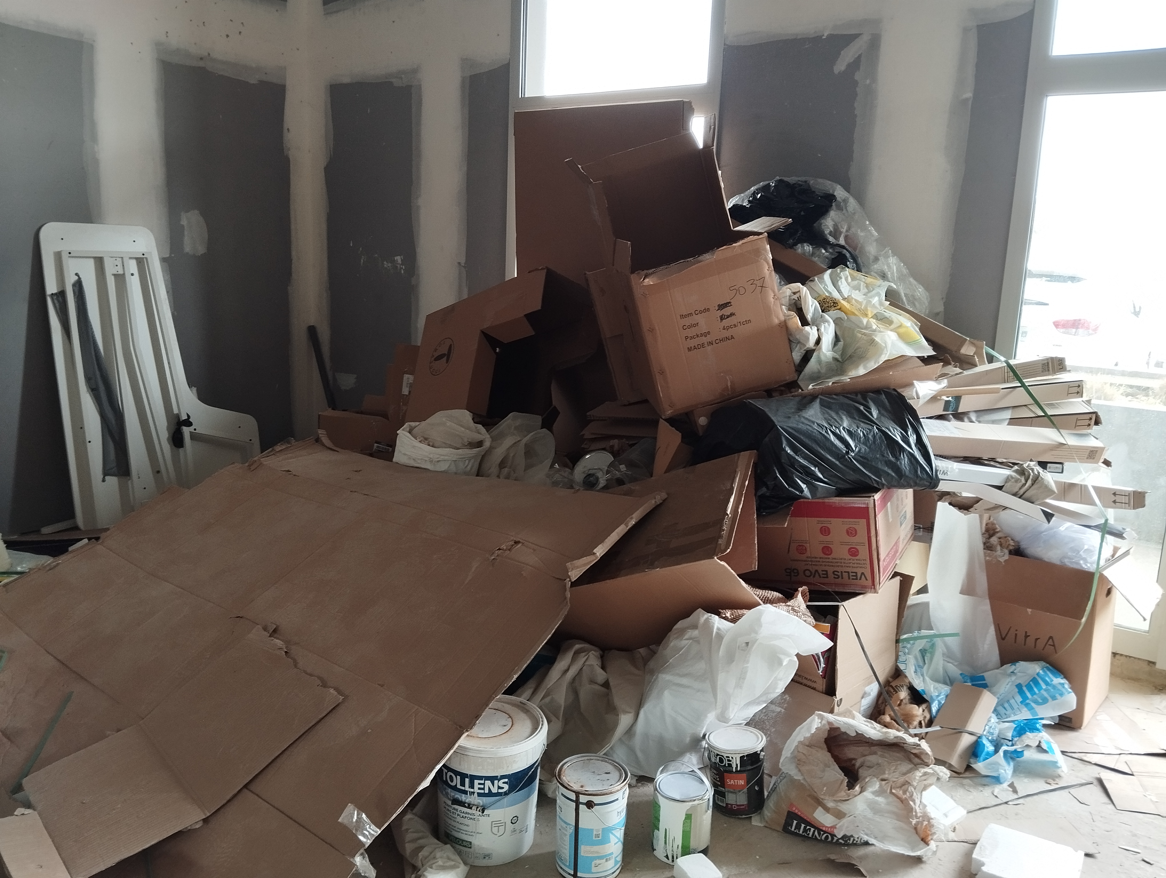 Local encombré déchets chantier avant DTS Clear