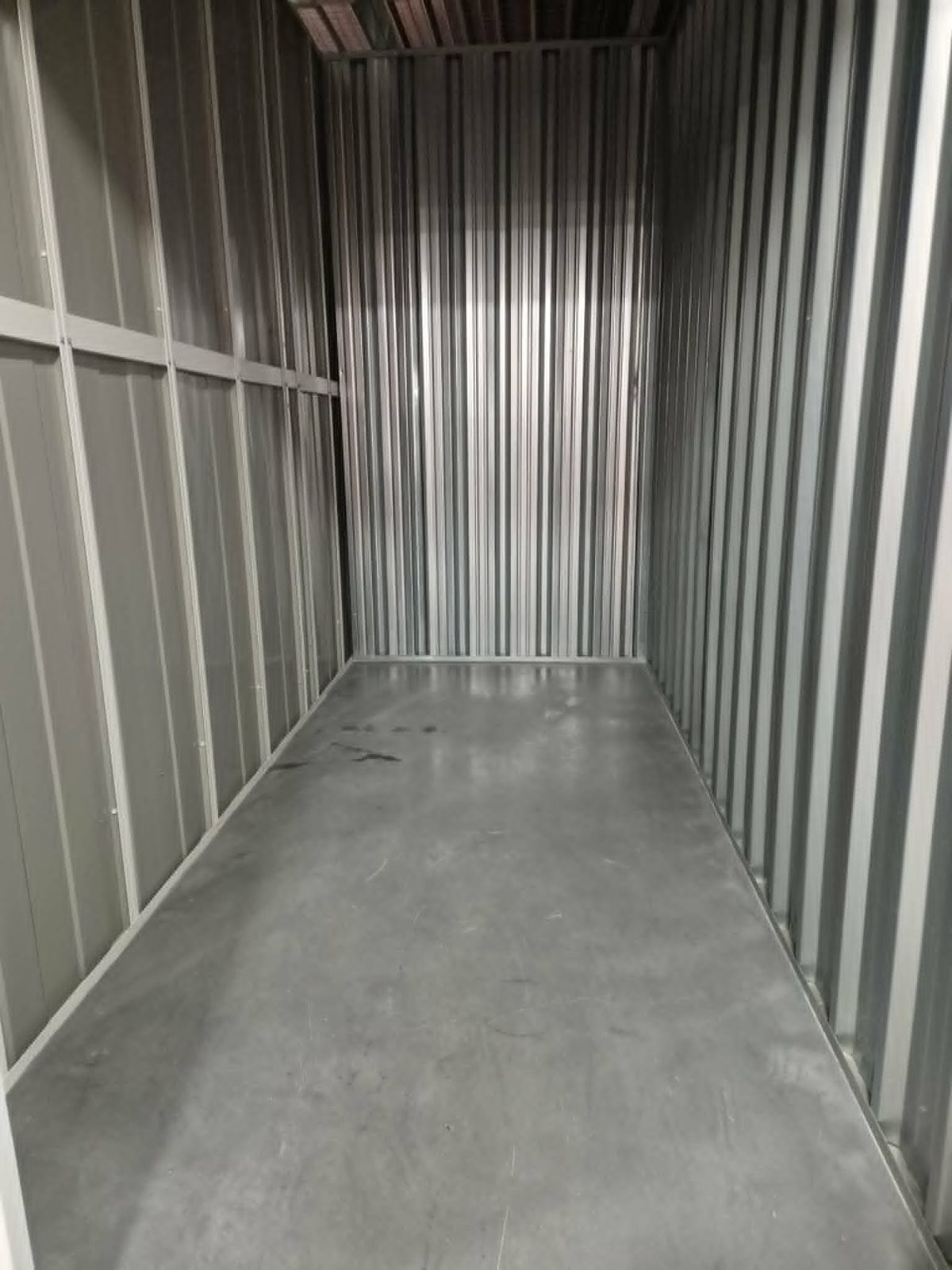 Box de garde-meuble DTS vide, propre et sécurisé, prêt pour un nouveau stockage