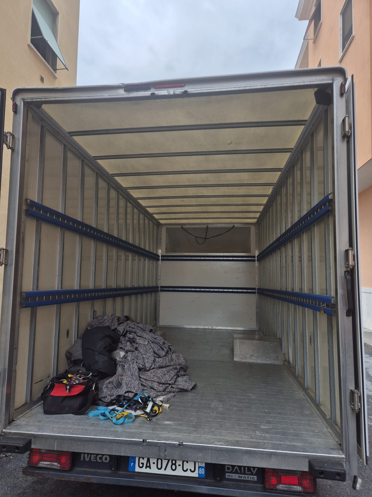 Intérieur de camion 30 m³ DTS Iveco vide, sangles de calage prêtes pour le chargement
