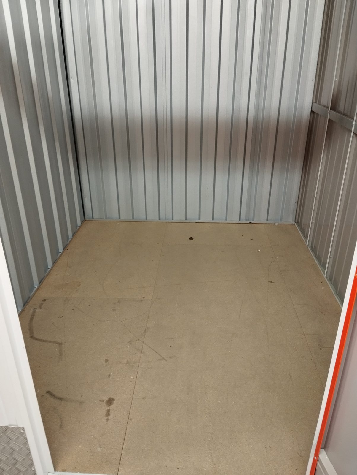 Box de garde-meuble DTS vide, propre et sécurisé, prêt pour un nouveau stockage
