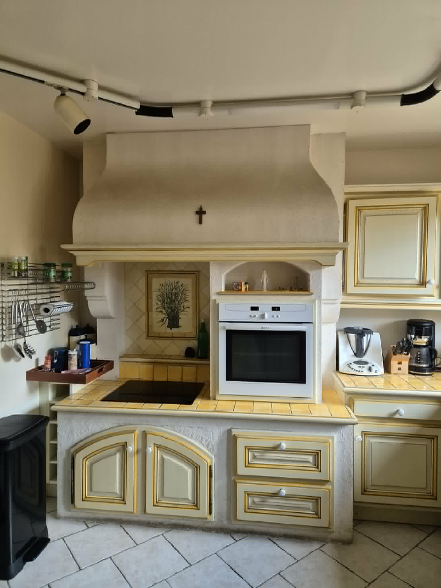 Grande cuisine meublée avant vide maison DTS Clear